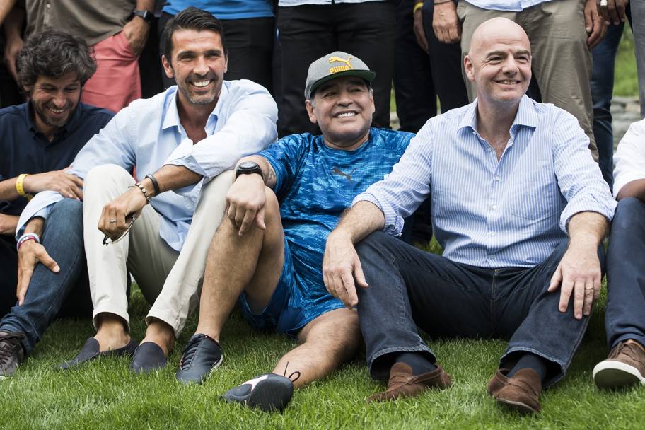 Da sinistra a destra: Demetrio Albertini, Gianluigi Buffon, Diego Maradona e Gianni Infantino. Ap